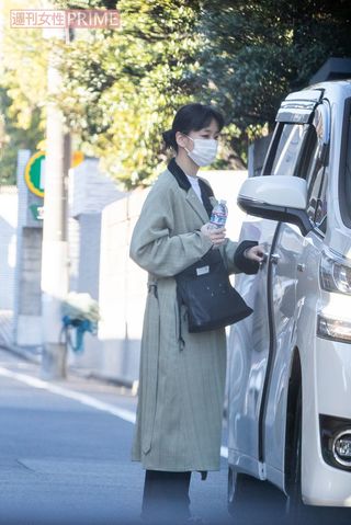 12月初旬、自宅を出て事務所の送迎車に乗り、仕事へと向かう水川