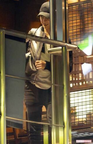 焼き鳥店では、焼きおにぎりや卵焼きなど庶民的なメニューを楽しんでご満悦な表情の山下智久