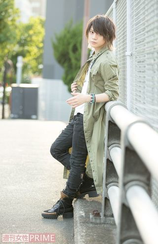 佐藤流司　撮影／伊藤和幸　スタイリスト／浜元理恵　衣装協力／elements,H(トップス2点)