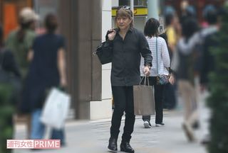 銀座でブランド品を購入した小室哲哉（'16年6月）