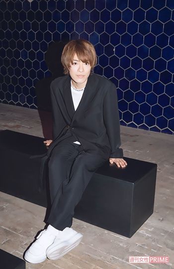 僕が座っているのが、お気に入りのクッションベンチ!   撮影／矢島泰輔