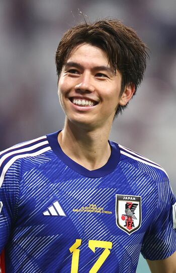 田中碧。スキンケアルーティンは、洗顔→化粧水→乳液。サッカーの技術も肌も、磨く努力を怠らない（写真／共同通信より）