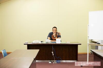 社長室は設けず、社員たちが集まる会議室に社長机とクローゼットだけを置くのが堀之内流　撮影／齋藤周造
