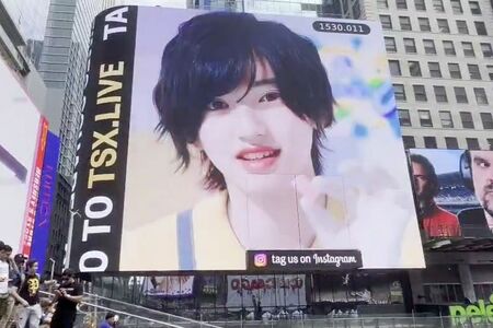 ニューヨークに出現した道枝駿佑の誕生日をお祝いする“センイル広告”（Twitterより）