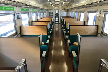 オホーツク海側のテーブル席は指定席。景色をより楽しみたい人は、事前に指定席を購入するのがおすすめ