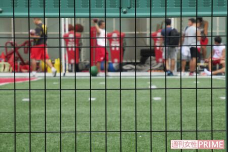 2018年、“悪質タックル”問題で多くの報道陣が詰めかける中、練習する日大部員たち、都内のアメフト部専用グラウンドにて