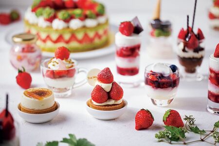 ジューシーないちごを贅沢にのせたタルトやパフェ、グラスショートケーキ、タルトなど種類も豊富