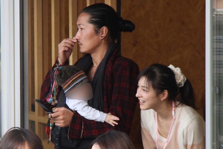 広末涼子と次男を抱いた夫のキャンドル・ジュン氏（2011年）