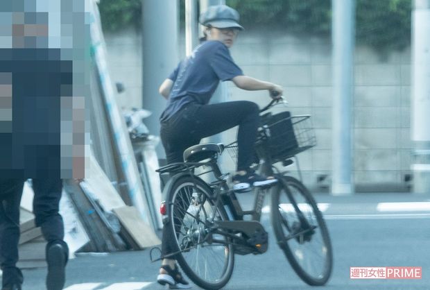 2018年7月下旬、周囲を気にしながら、自宅から自転車で出てきた井上真央