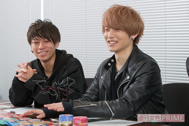 大好きな猫がらみの取材に、ニッコニコの大輝くん（左）とTSUBASAくん（右）