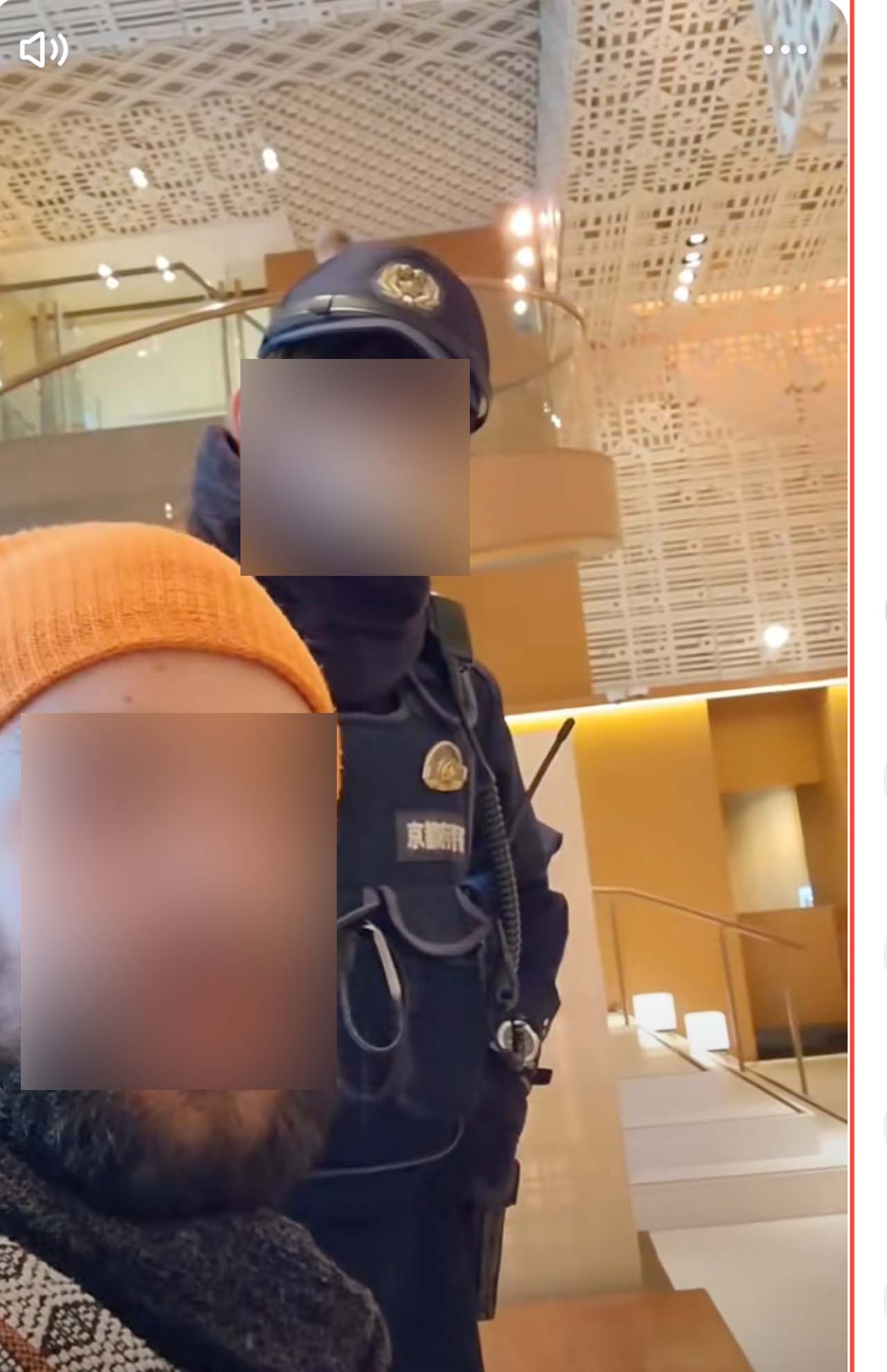 拡散している、ホテルに居座る外国人男性に警察官が退去を求める動画の一部