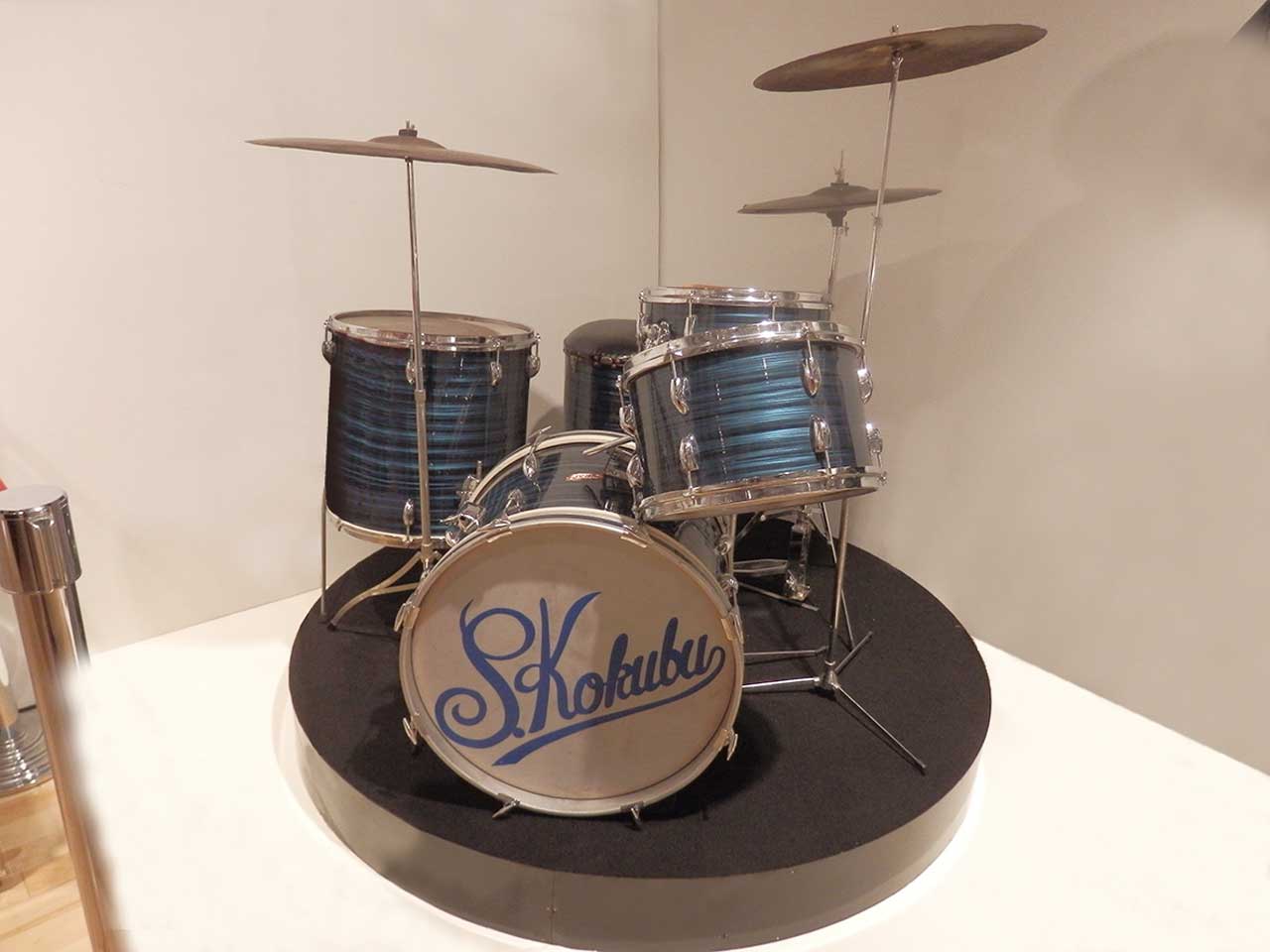 スターの地位を不動のものにした映画『嵐を呼ぶ男』で使用されたドラムセット。劇中のドラム合戦で、「おいらはドラマー」と歌い出す場面は今でも語り継がれる名シーン　写真提供／日活、石原プロモーション