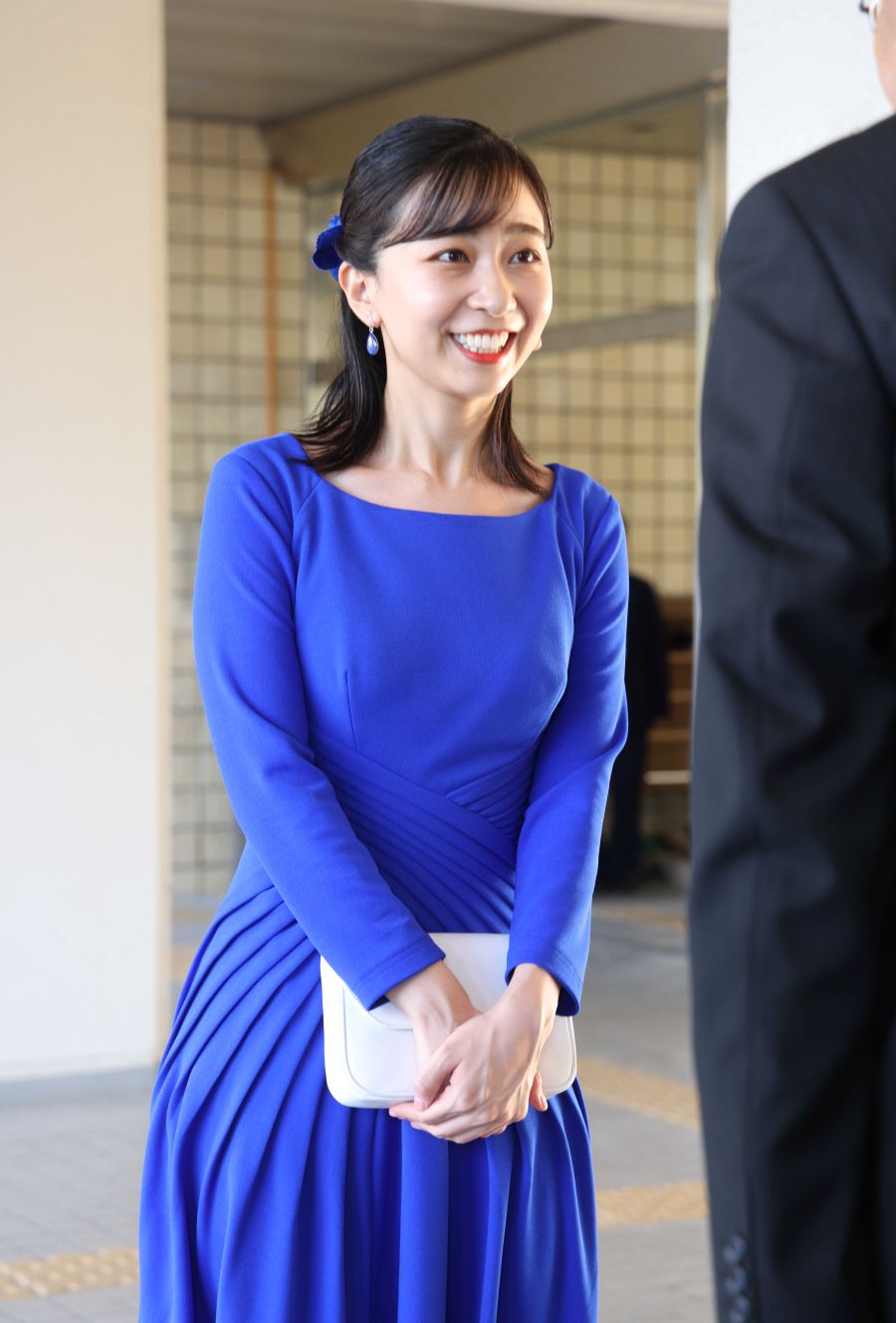 10月8日、滋賀県では髪を降ろしたスタイルお出ましに。髪が伸びたことが際立った