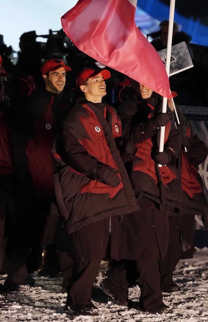 ミラノ・コルティナ五輪の開会式で行進するカナダ代表選手団（代表撮影）