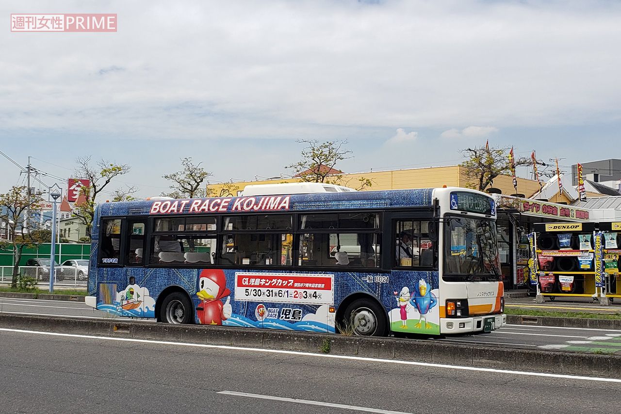 ジーンズの街で知られる岡山県・児島とあり、ジーンズデザインが印象的なボートレース児島の無料送迎バス　撮影／編集部
