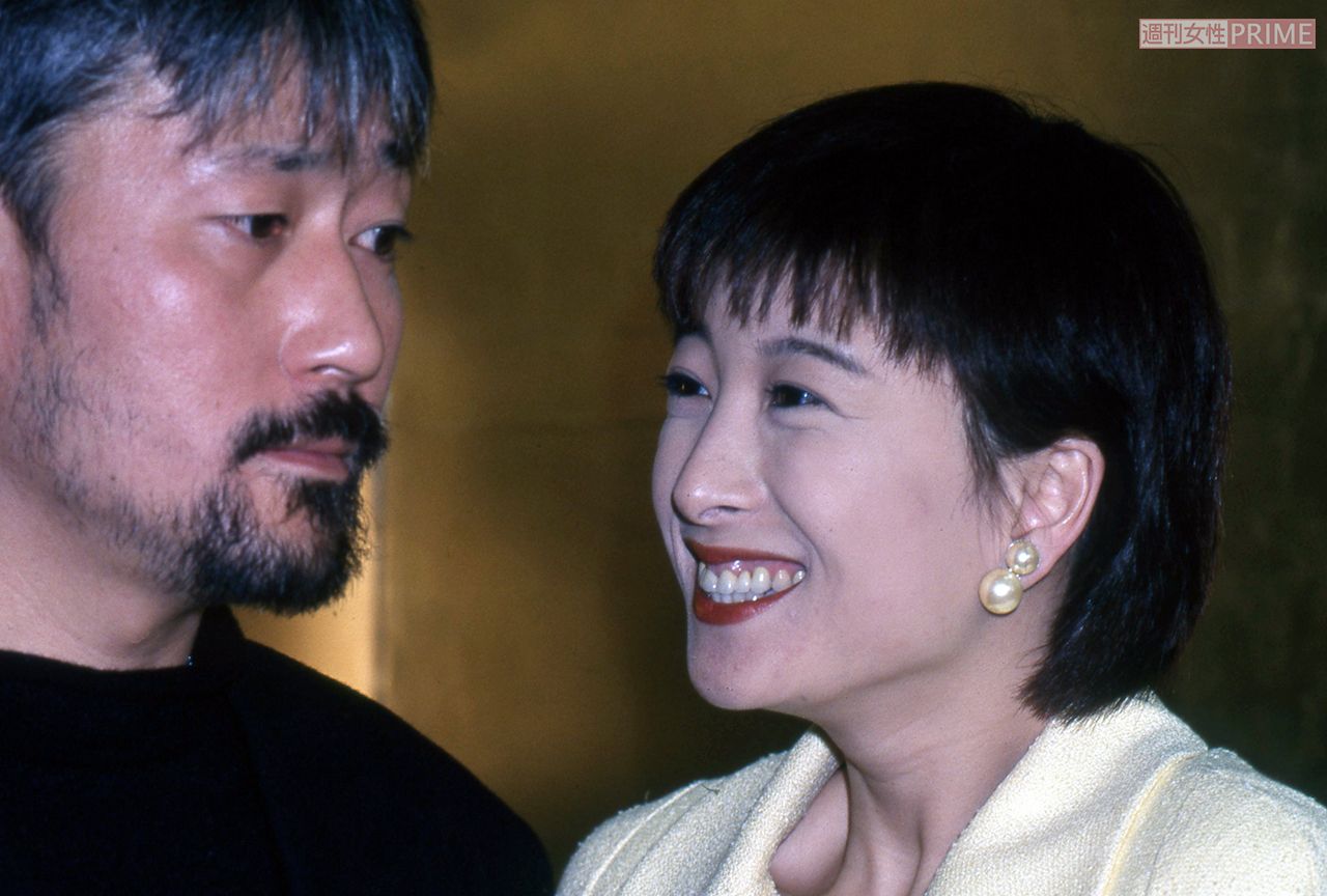 婚約会見で金原宣保を愛しそうに見つめる河合奈保子