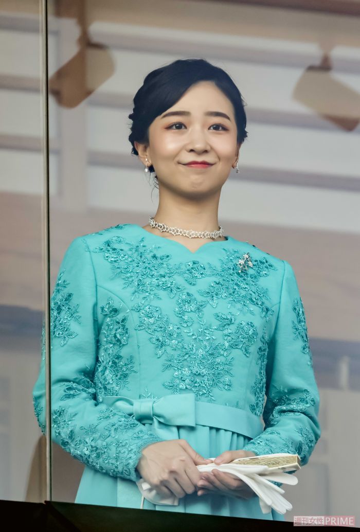 今年の新年一般参賀では、宝石のようなエメラルドグリーンのドレスをお召しになった佳子さま。花柄の刺しゅうと腰のリボンがなんともエレガント。新年にふさわしい華やかさで参賀者を魅了された