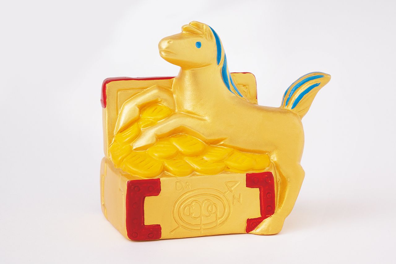 千両箱を抱いた午年の置物　撮影／伊藤和幸