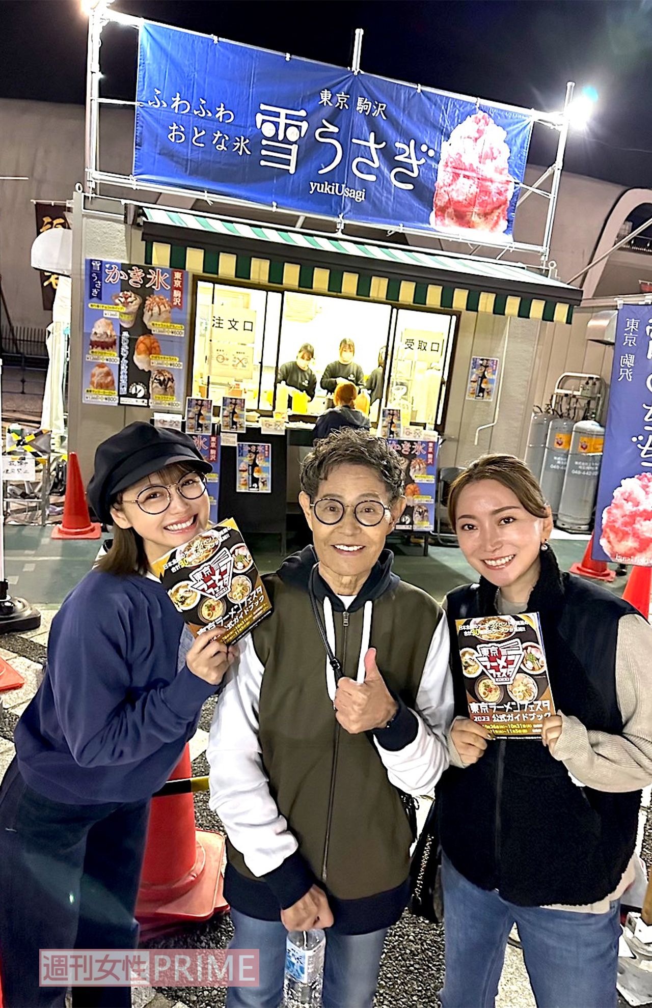 加トちゃんは大好きなラーメンのお店に囲まれてとってもうれしそう