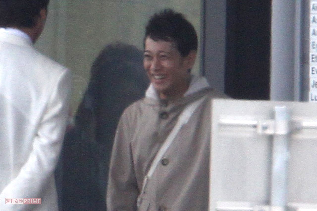 ドラマのロケに臨む中居正広