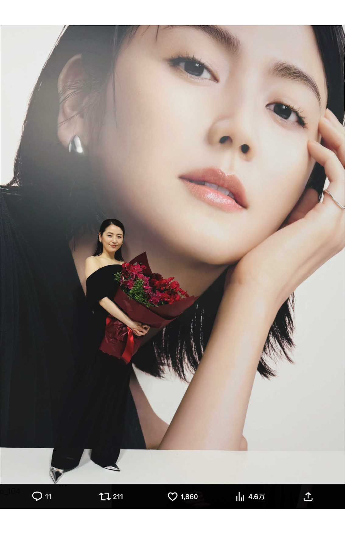 SHISEIDO『新アルティミューン』発表会に登場した長澤まさみ。肩と背中を大胆に露出した衣装で注目を集めた（マネージャーの公式Xより）