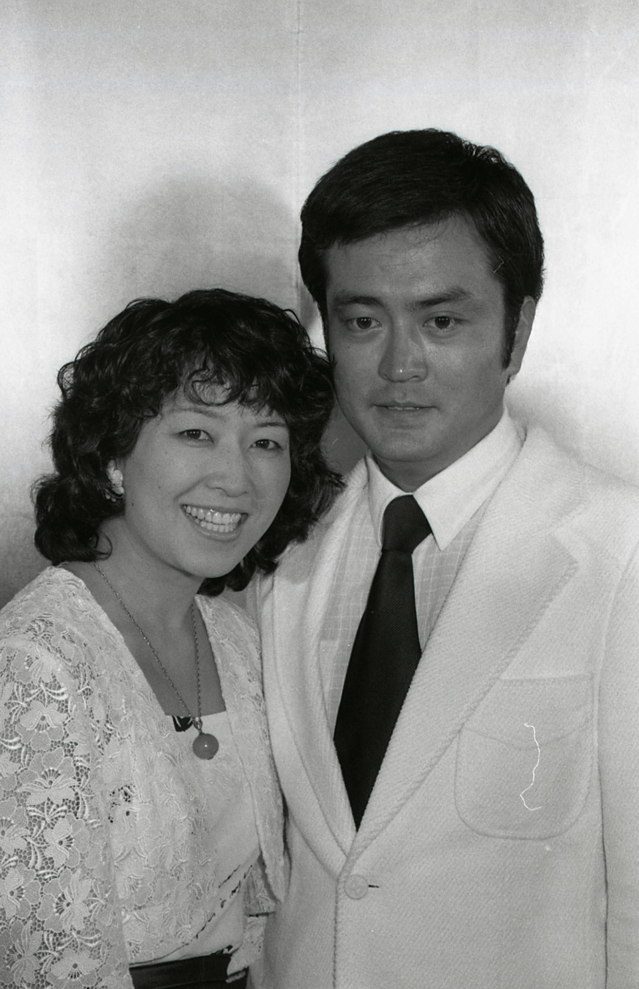 婚約発表会見で肩を寄せ合う大和田伸也と妻・五大路子（1979年7月）