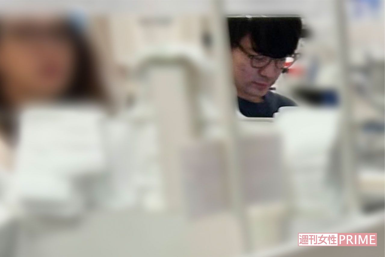 会計中も女性のそばを離れず仲睦まじげだった『ダウ90000』の蓮見翔