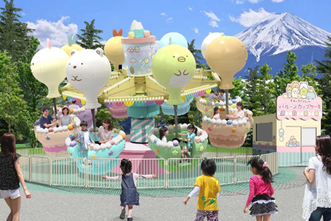 空中回転型のアトラクション「すみっコぐらしのバルーン・カップケーキ」（富士急公式HPより）
