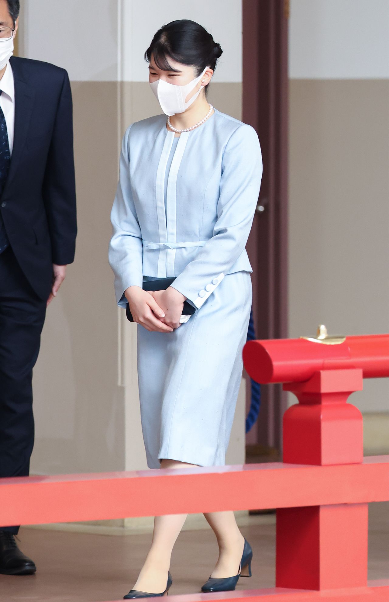 '24年4月（22歳）ウエストにリボンがあしらわれたフェミニンかつシックなスーツ。「縦に入ったラインに呼応する襟元の真珠の輝きが美しいです。社会人としての礼節に満ちたスタイル」撮影／JMPA