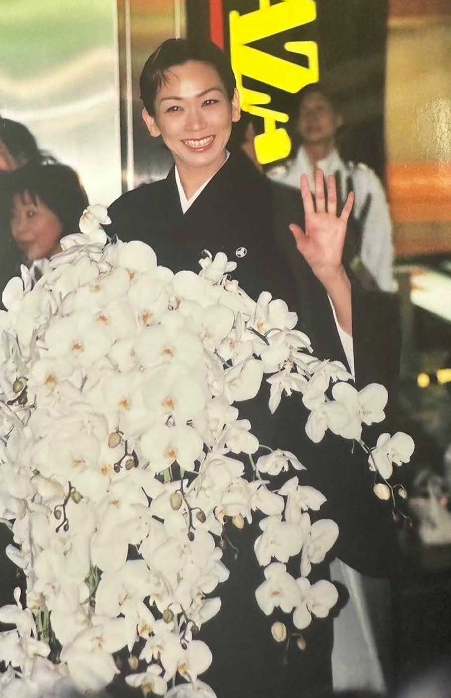 2006年11月12日、宝塚歌劇団を退団した湖月わたる。退団会見で「宝塚への愛ゆえに卒業していくのもひとつの道」と、後任へとトップの座を譲った