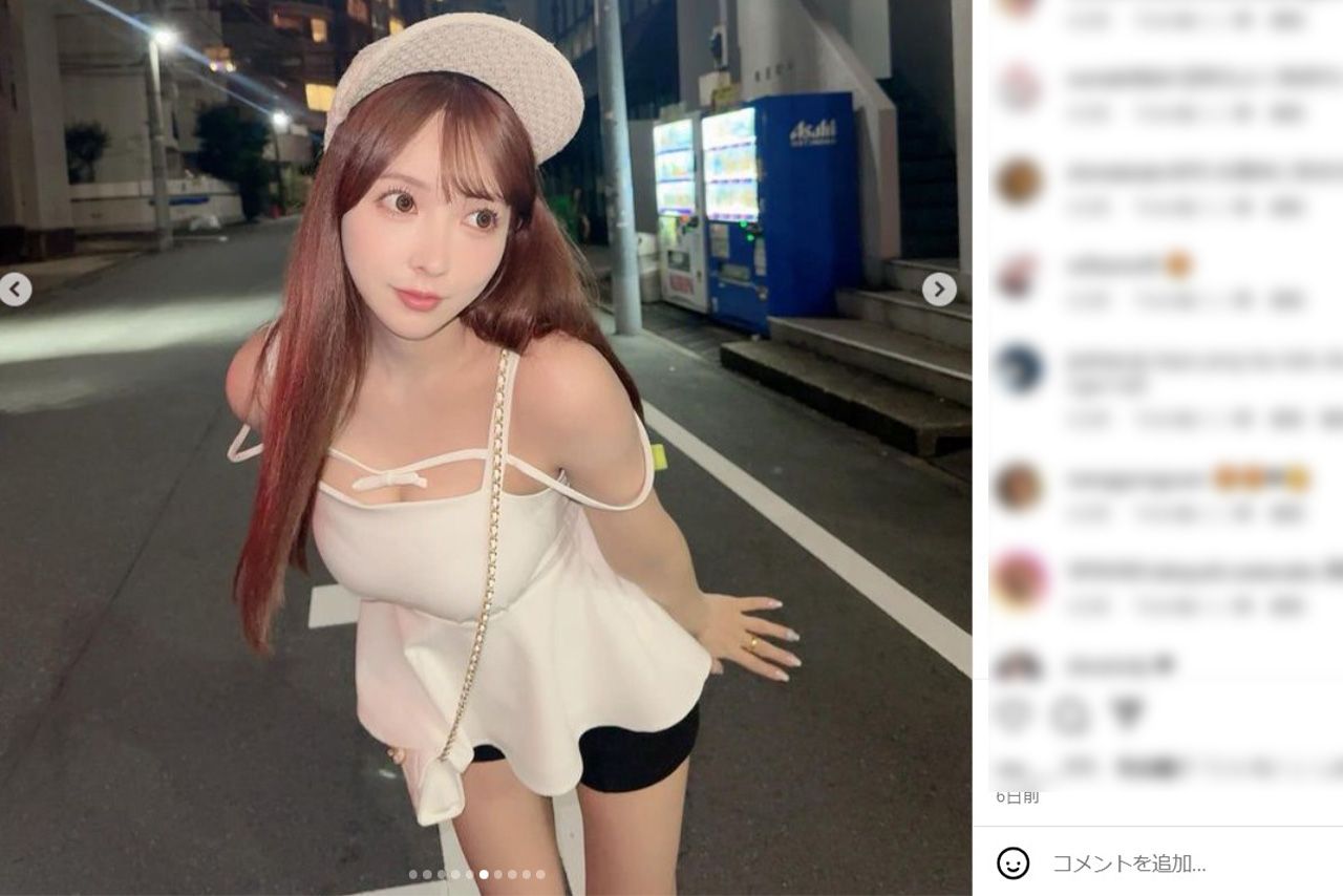 コラボした帽子をかぶって夜のお散歩をする三上悠亜（公式インスタグラムより）