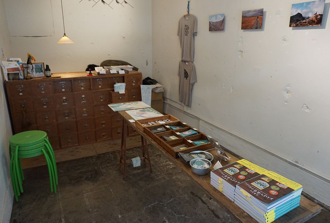 『森岡書店』の店内