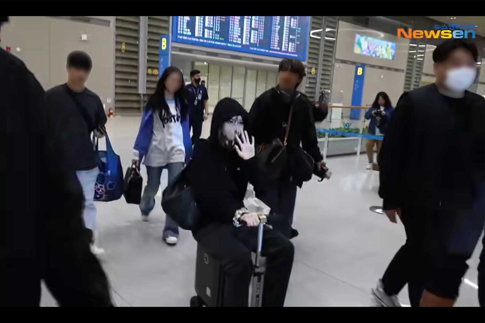 BLACKPINK・リサの“乗れるスーツケース”に対してファンからは「コレ欲しい!」の声も（NewsenTVより、画像は一部編集部で加工）