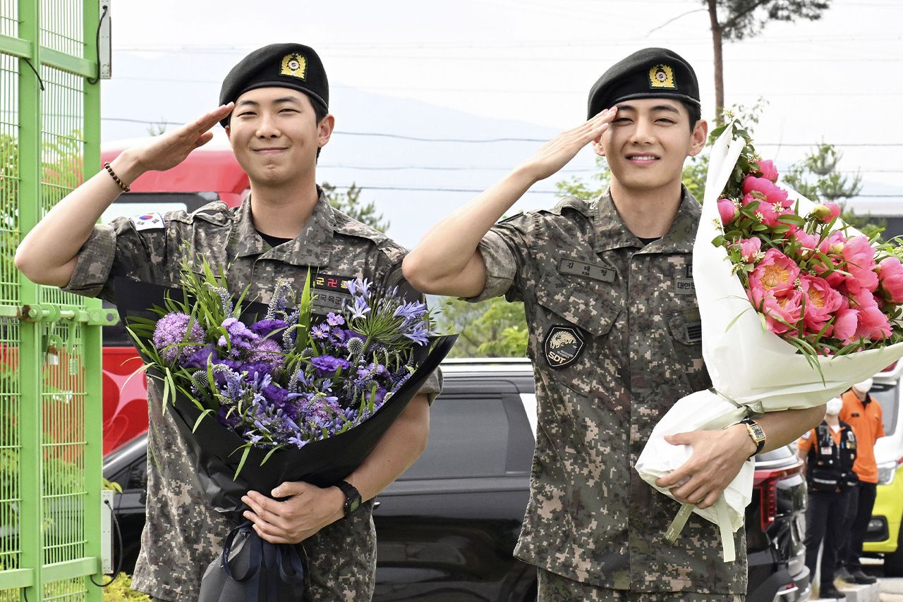 多くのファンに迎えられ、'25年6月10日に除隊した（左から）RMとV