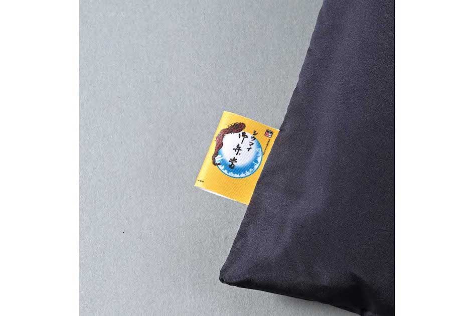 マフラーには崎陽軒シウマイ弁当を模したタグも（公式サイトより）