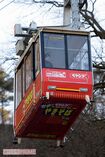 塗装されたロープウェイのゴンドラはまるで、空飛ぶカップやきそば 撮影/渡邉智裕