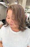 髪のうねりも生かせる「ミディアムヘア」