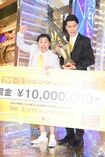 優勝賞金1000万円を手にした霜降り明星 撮影/吉岡竜紀