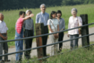 栃木県那須町の千振開拓地で、説明を聞く上皇ご夫妻、秋篠宮さま、黒田清子さん、小室眞子さん(2005年9月2日)
