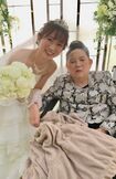 結婚式にも参列。今は孫が生まれ、その姿を目で一生懸命追う母(写真は岩佐まりさん提供)