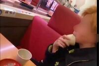 「ペロペロ事件」渦中の『スシロー』が公式ツイッターで元キンプリ”岸くん構文”投稿も「ややスベリ」ズレ…