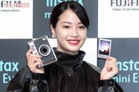 広瀬すずがイメージキャラ務める富士フイルム『チェキ』が25周年、「エモい」Z世代に刺さって再ブーム到来…
