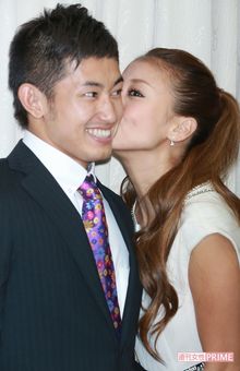 結婚会見を開いたあびる優と才賀紀左衛門('14年9月19日)