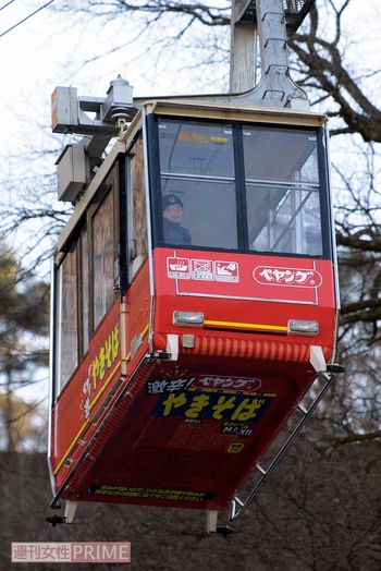 塗装されたロープウェイのゴンドラはまるで、空飛ぶカップやきそば　撮影／渡邉智裕