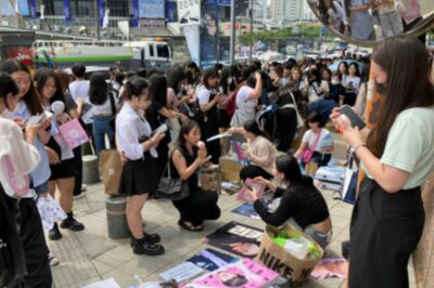 スローガンなどを求めるファンが殺到し、混雑するドーム向かいの歩道／著者撮影（編集部で一部加工）