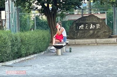 8月4日17時ごろ、選手村近くの公園で電話する選手らしきブロンド女性