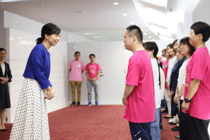 6月、佳子さまは『ドレミファダンスコンサート』に参加した方々と懇談された