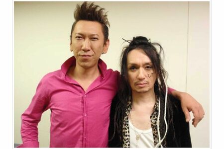 弟分『BUCK-TICK』のギタリスト・今井寿と写真を撮る布袋寅泰（本人ブログより）
