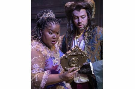 ミュージカル『美女と野獣』のベルは、ビーストよりも恰幅が良い（オルニー・シアター・センターのユーチューブより）