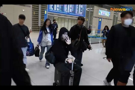 BLACKPINK・リサの“乗れるスーツケース”に対してファンからは「コレ欲しい!」の声も（NewsenTVより、画像は一部編集部で加工）